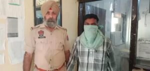 आरोपी पिता पुलिस के हिरासत में फोटो 